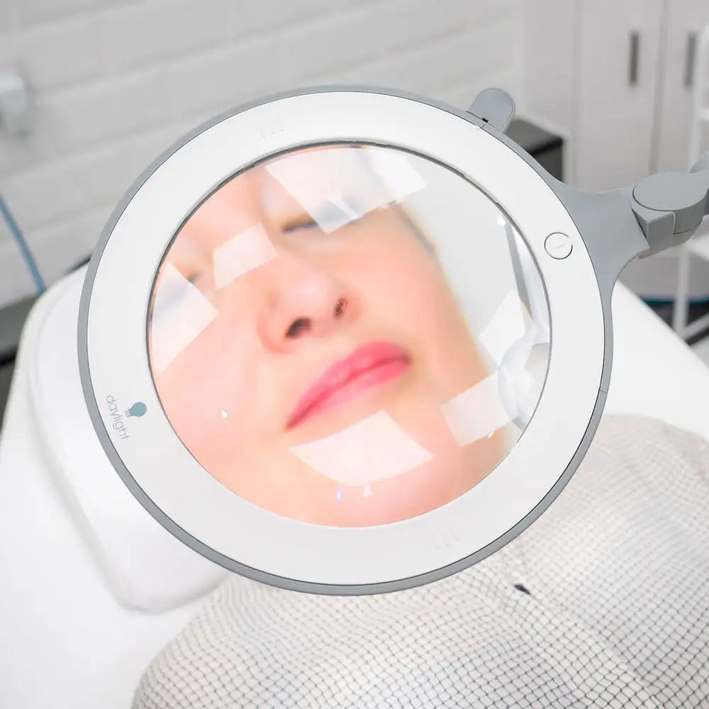 Silhouet-Tone IQ magnifying lamp working positioning
