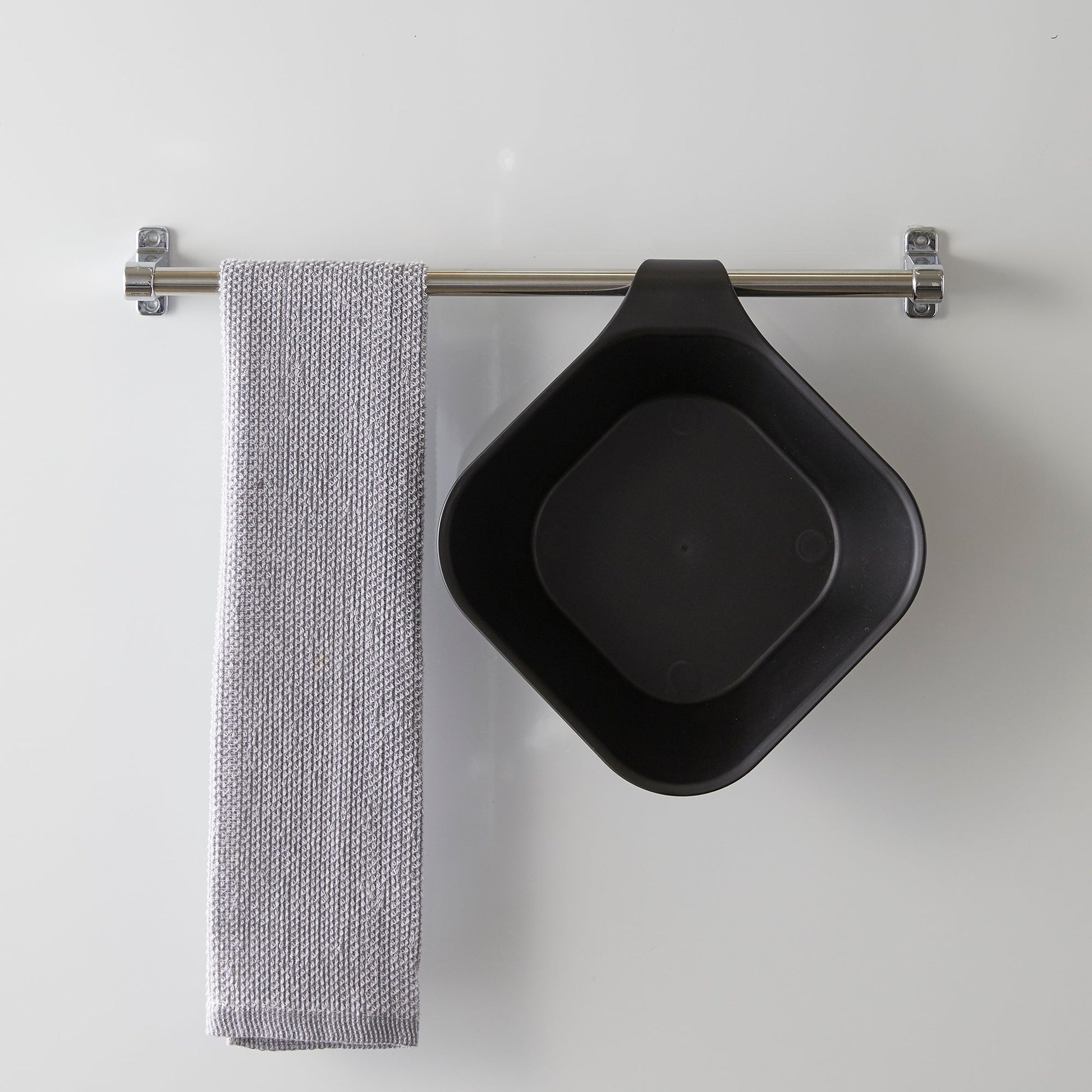 Magnetic Shower Pail With Hook â€” image 2